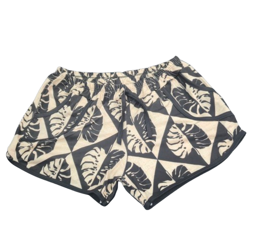 Short feminino com estampa de folhas em preto e off-white